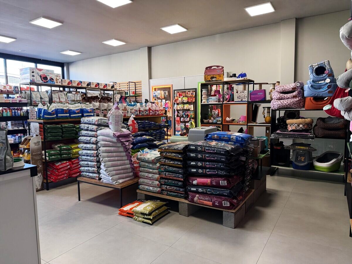 Interior da loja Vida Animal — amplo e organizado